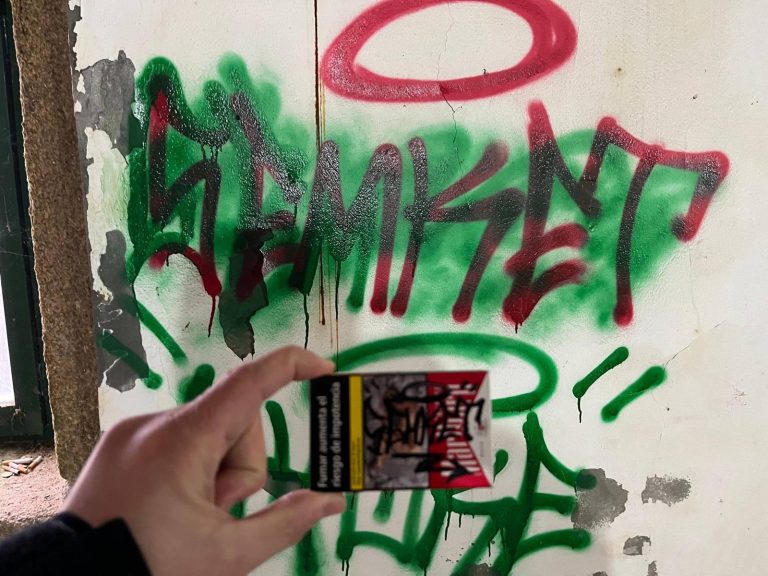 Sorprendidos oito menores de idade mentres realizaban pintadas e botellóns no interior dos muíños de Acea de Ama