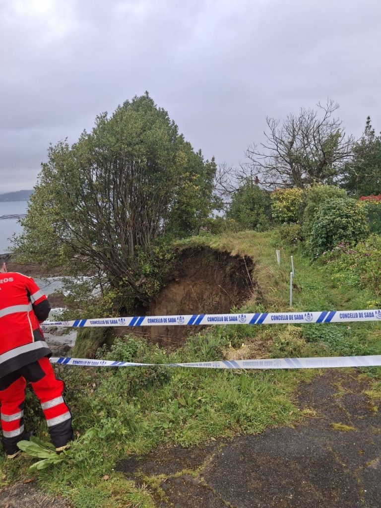 O Concello de Sada pecha o carreiro Costa Doce por risco de desprendementos de terra
