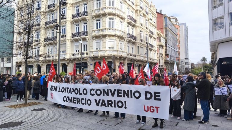 Centos de traballadores do comercio maniféstanse na Coruña por un convenio “digno”