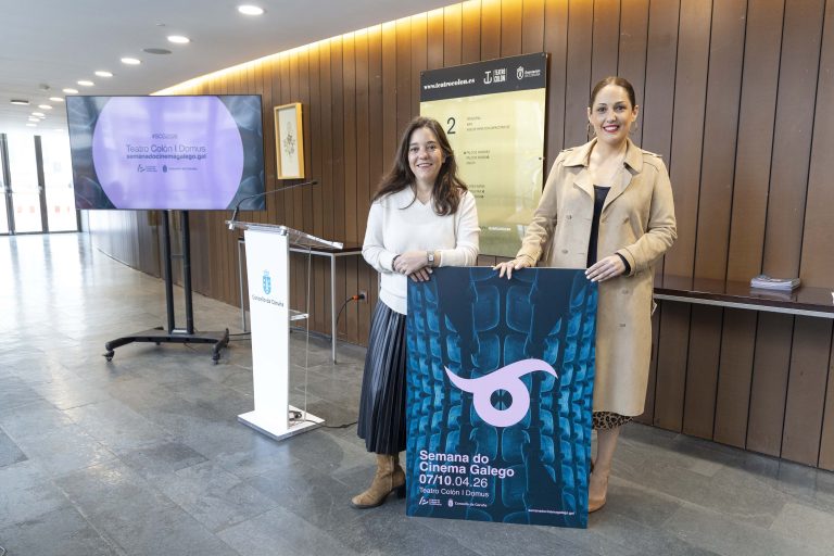 A alcaldesa da Coruña, Inés Rey xunto a Lucía Regueira, membro da directiva da Academia Galega do Audiovisual.. CONCELLO DA CORUÑA