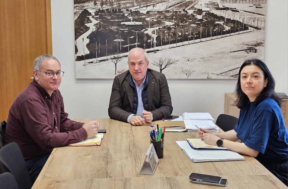 Angel Iglesias de UXT con Gonzalo Castro e Laura Seoane