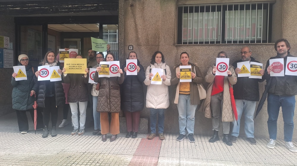 Concentración de médicos ante el Centro de Salud de San José (A Coruña)