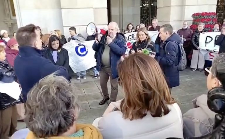 Os docentes do programa de Lecer volven a María Pita para contradicir “as mentiras” da Concellería de Cultura