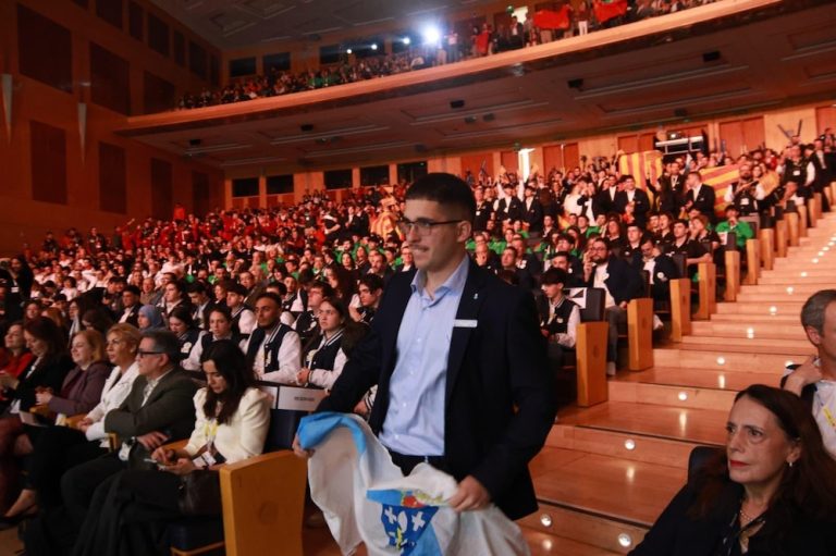 Manuel Prada Palmeiro do CIFP Someso subindo a recoller a súa medalla de ouro