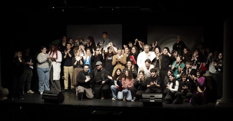 O alumnado do CIFP Imaxe e Son reivindica con teatro a necesaria renovación do seu teatro