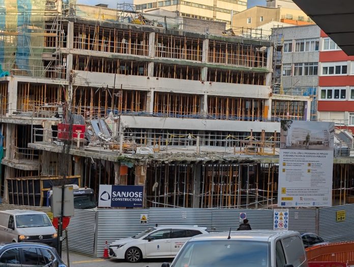 Obras de demolicion do Mercado de Santa Lucia