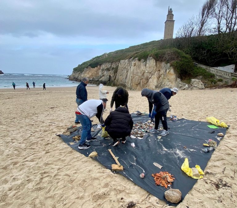 O Areal da Torre, un pouco máis limpo gracias aos salvadores do CIS e de Mar de Fábula