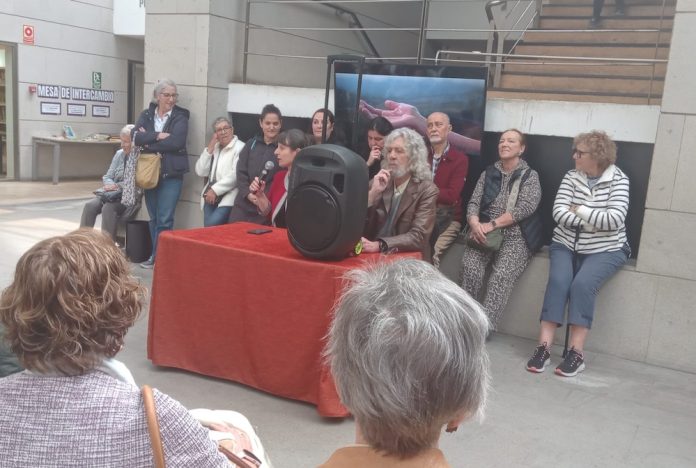 Imaxe da reunión desta mañá de usuarios e docentes do Programa de Lecer no Ágora