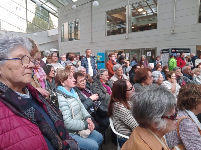 Imaxe da reunión desta mañá de usuarios e docentes do Programa de Lecer no Ágora