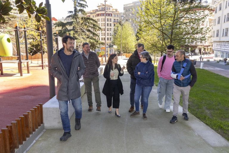 Reabre o parque infantil de Puga e Parga tras a renovación das zonas verdes e de xogos