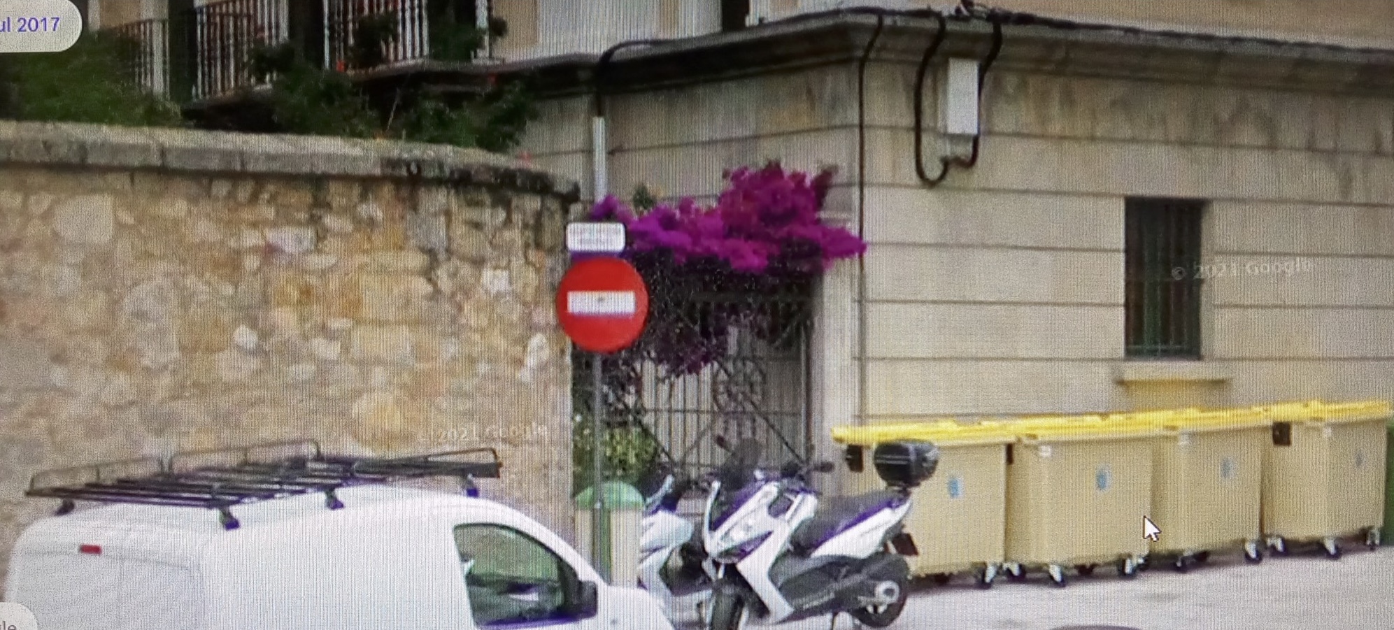 - rematou coa buganvílea que dende san Carlos miraba a rúa san Francisco