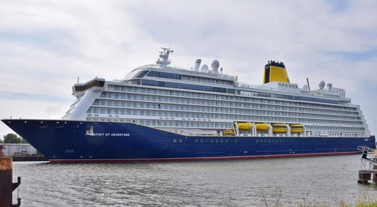 Evacuado en helicóptero ao CHUAC un tripulante enfermo do cruceiro ‘Spirit of Adventure’