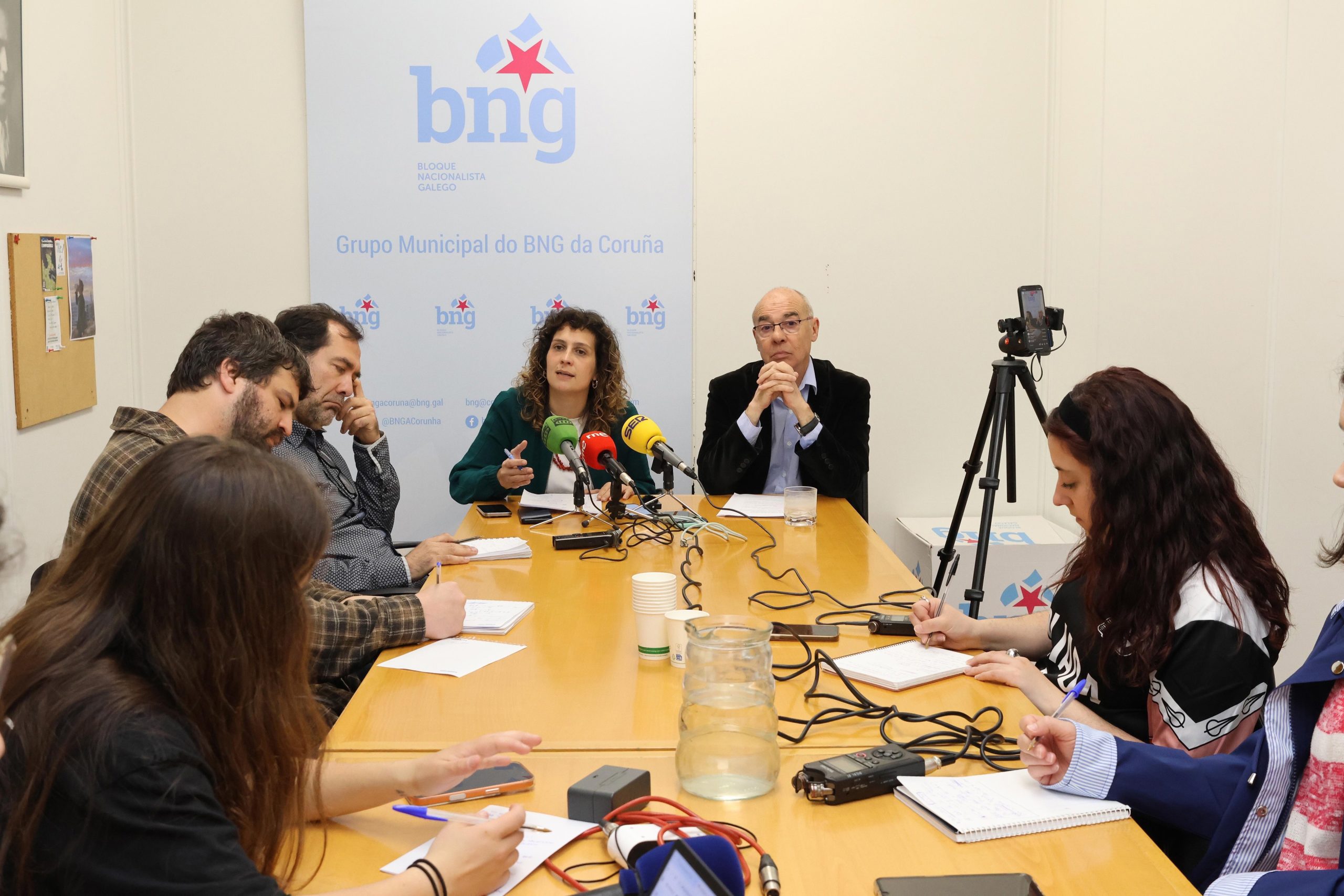Os concelleiros do BNG Avia Veira e Francisco Jorquera ofrecen unha rolda de prensa sobre a situación económica no Concello da Coruña. BNG