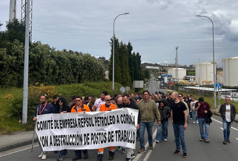 Mobilización do persoal da refinaría de Repsol ante os recortes de persoal