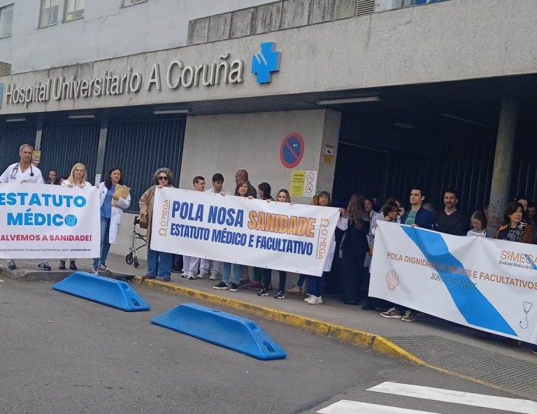Os médicos manteñen as moblizacións por un convenio propio mentres avanzan as negociacións coa Xunta