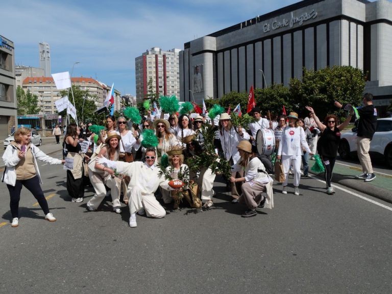 As traballadoras das multinacionais do téxtil maniféstanse ao Bud Bunny