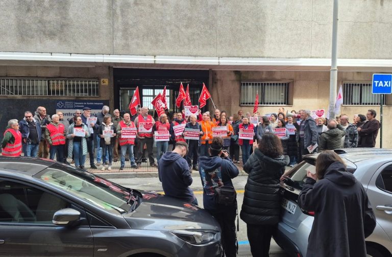Concentracion de SOS Sanidade Publica no Centro de Saude de San Xose na Coruña