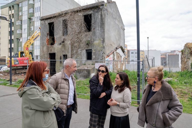 Comezou o derrubo dun edificio abandonado nos Mallos