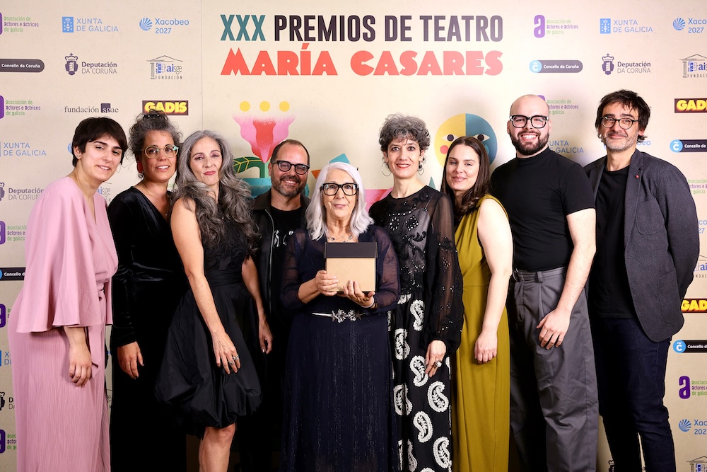 Directiva da AAAG con Luma Gomez nos Mestre Mateo