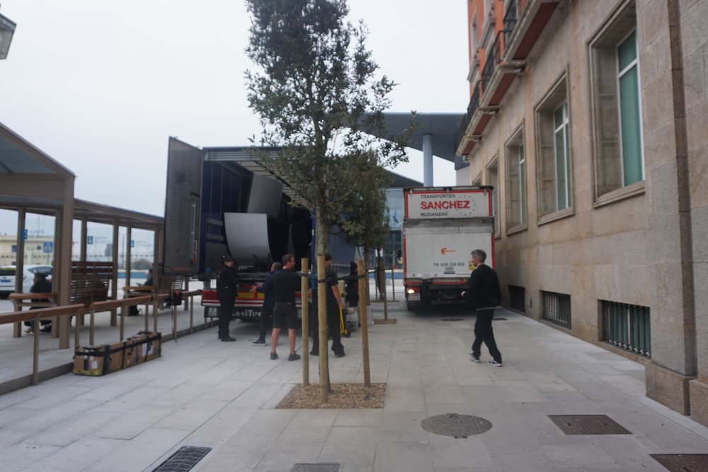 Camións apretados descargando polo lateral do Colón