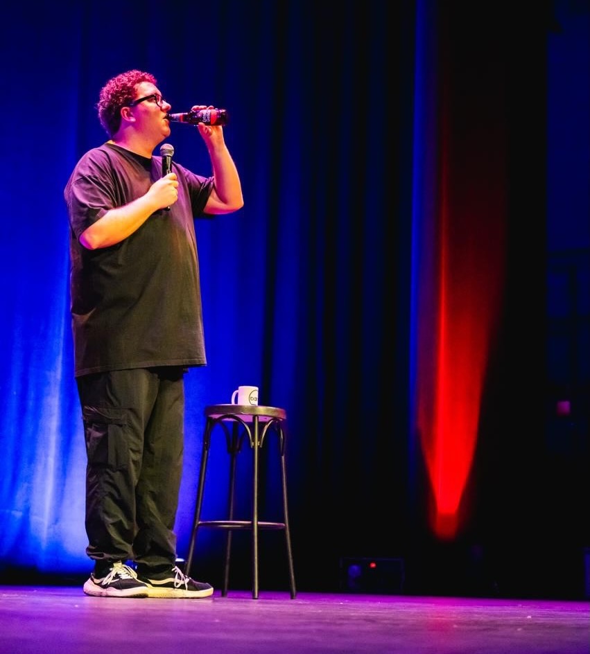 Facu Diaz bebendo unha Estrella no EMHU 2026-foto-leolopezfoto