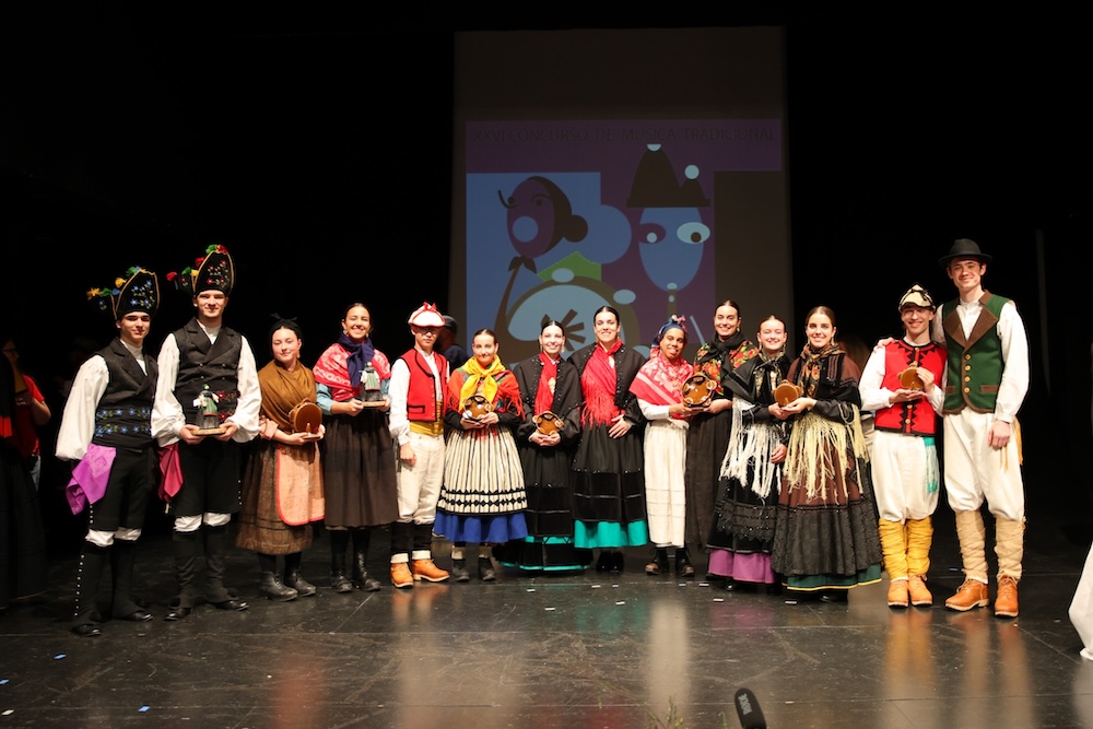 Os dous grupos de  Tarambainas, gañadoras das Categorías C e D da