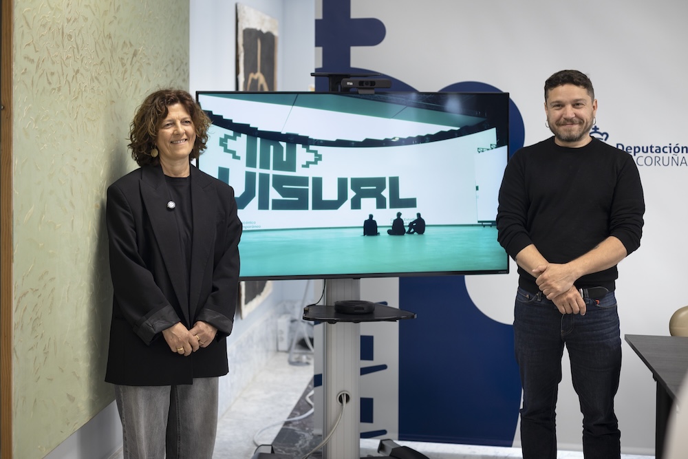 Medio Ambiente da Deputación da Coruña, Rosa Ana García, e o curador musical do ciclo, Xulio Vázquez, de HITO Cultura & Tecnoloxía, presentando o ciclo. ©Vanessa Rabade