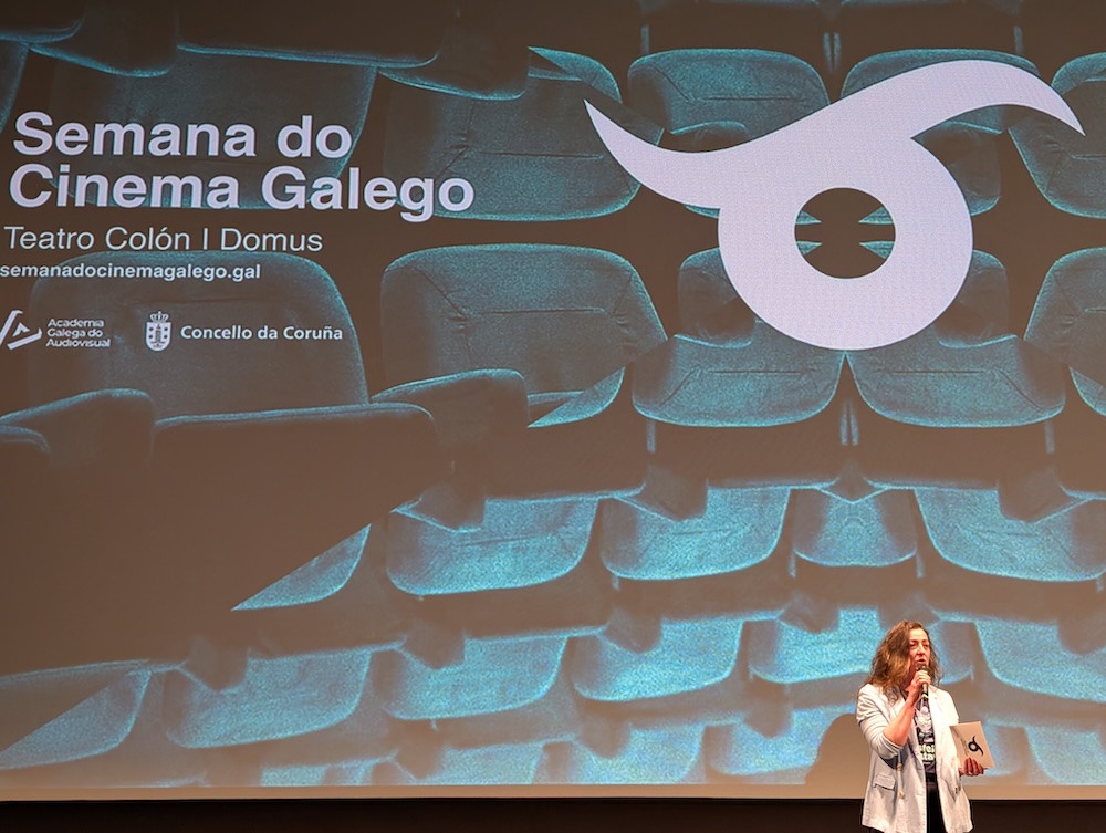 Lucia Veiga presentando a Semana do Cinema Galego no Teatro Colon