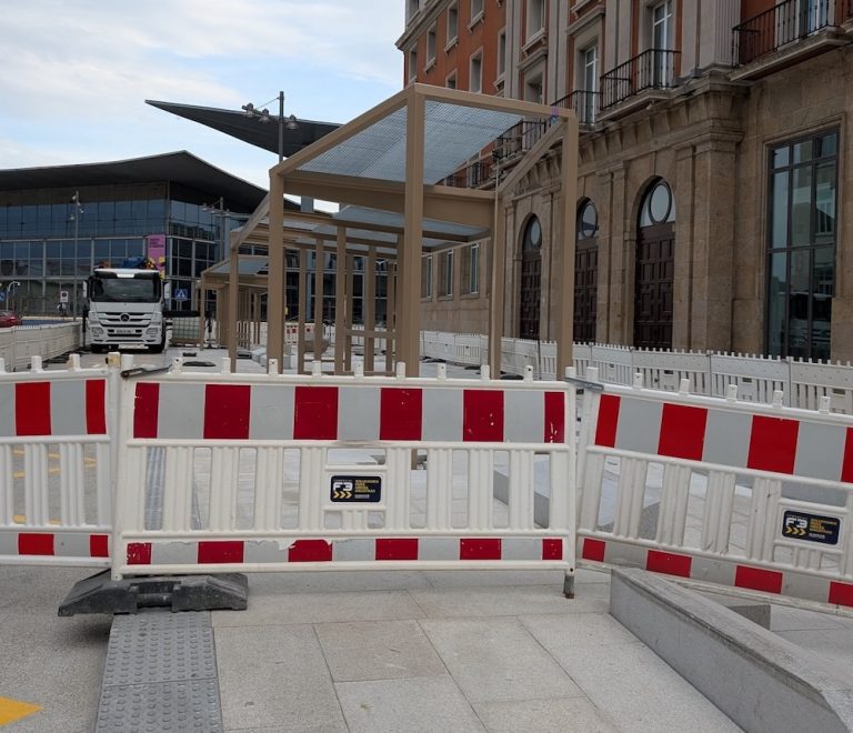 Nova parada de bus diante do Colon-foto-Juan53