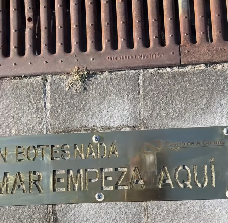 O Porto da Coruña instala corenta placas para concienciar sobre o coidado do mar
