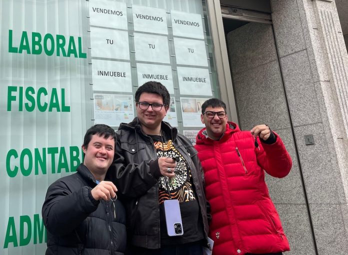 Pedro Barreiro, Carlos Méndez y José Manuel Piñán de Down Coruña han firmado su primer contrato de alquile