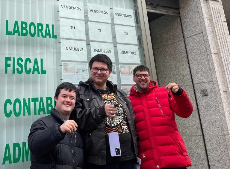 Down Coruña fai historia asinando primeiro contrato de aluguer para tres dos seus usuarios