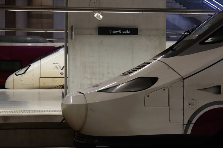 O tren Vigo-A Coruña volve fallar: dous servizos saen con atrasos de ata 77 minutos