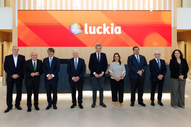 Inés Rey e Alfonso Rueda presumen de acoller a empresa de apostas Luckia na Coruña