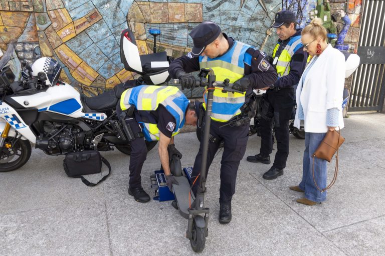 A Policía Local da Coruña intensifica o control dos patinetes eléctricos cun novo equipamento técnico