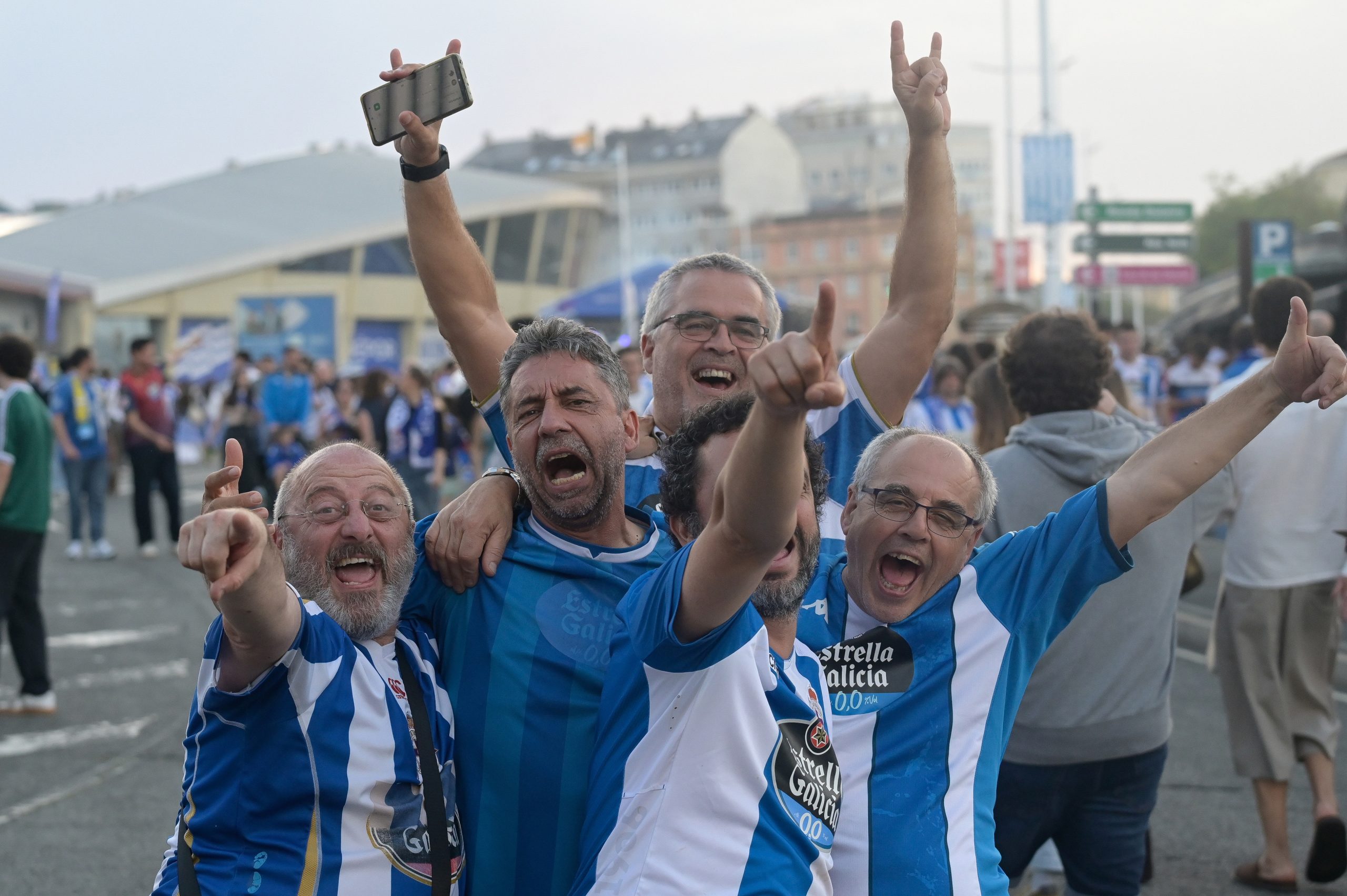 Afeccionados do Depor celebran o ascenso. MONCHO FONTES