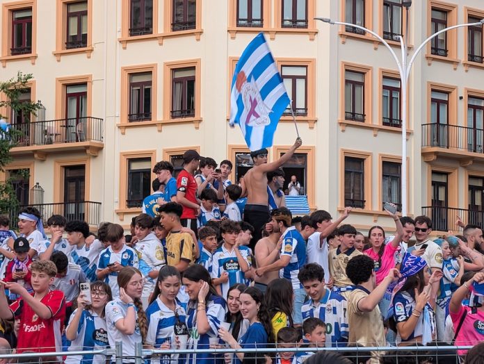 A Fonte de 4 Caminos vestida de branquiazul co ascenso do Depor