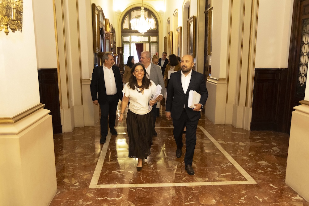 A Alcaldesa Inés Rey e voceiro municipal Lage Tuñas saíndo do pleno