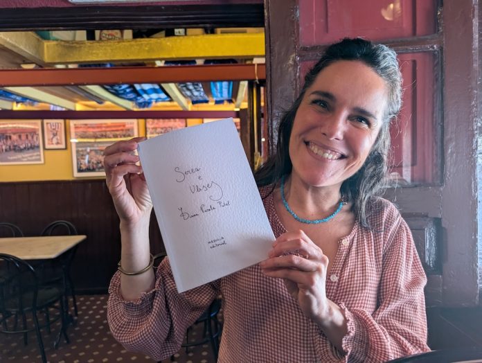 Diana Varela Puñal co libro Sereas e Ulises no Chaflan