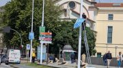 Instalando banderons branquiazuis no Paseo