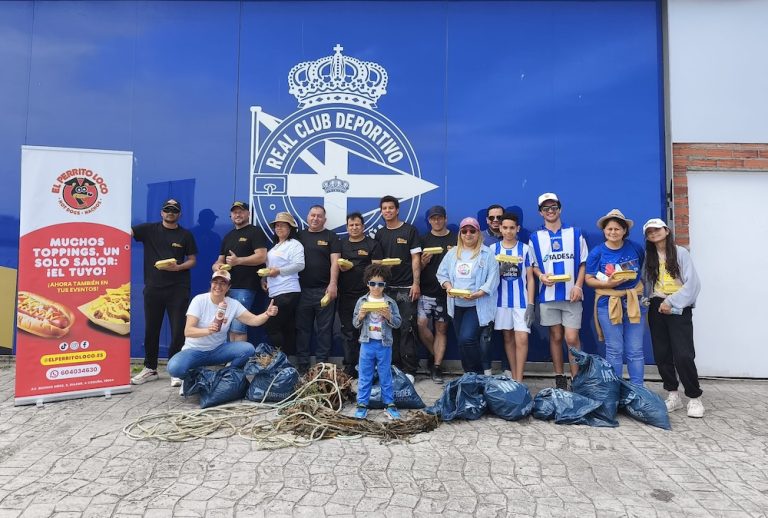 Unha limpeza da praia de Riazor polo ascenso do Dépor 