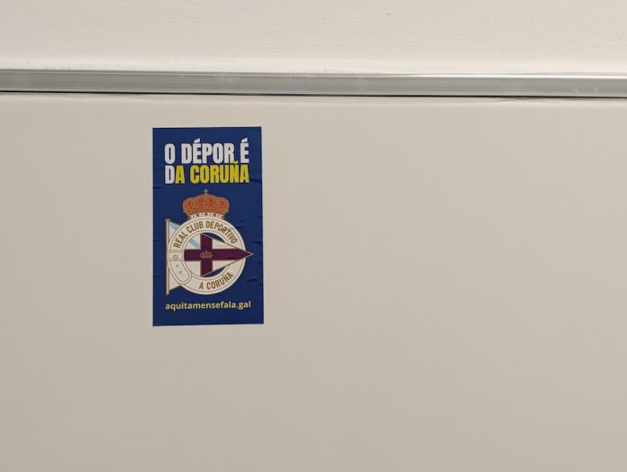 Un adhesivo de odeporedacoruna nos banos de riazor