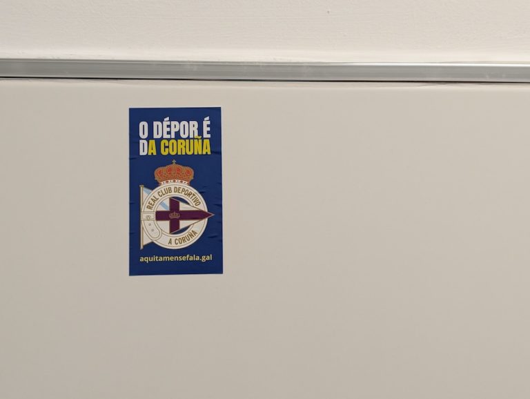 Un adhesivo de odeporedacoruna nos banos de riazor
