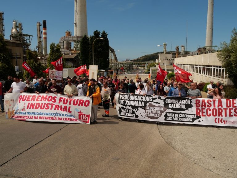 Traballadores da refinaría da Coruña mobilízanse por un plan de investimentos e contra os recortes