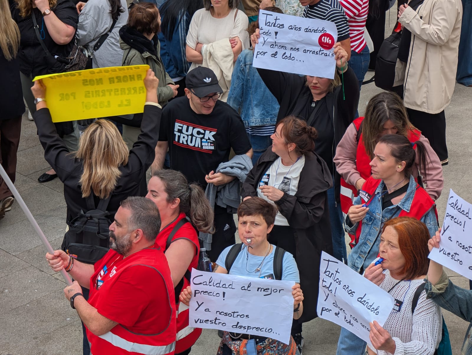 Persoal do comercio de alimentación nunha protesta na Coruña na convocatoria de folga no sector. CIG