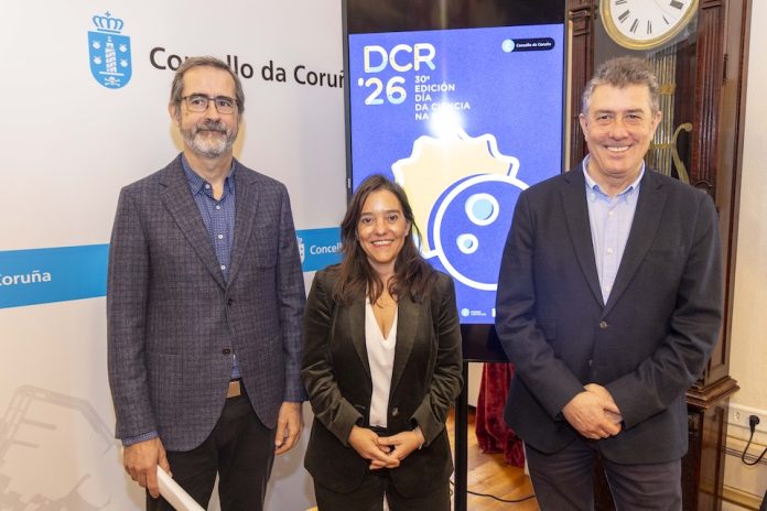 A alcaldesa, Inés Rey, na presentación dos actos desta edición, xunto co responsable da rede de Museos Científicos, Marcos Pérez e o concelleiro de Educación, Formación e Innovación Tecnolóxica, Juan Ignacio Borrego.