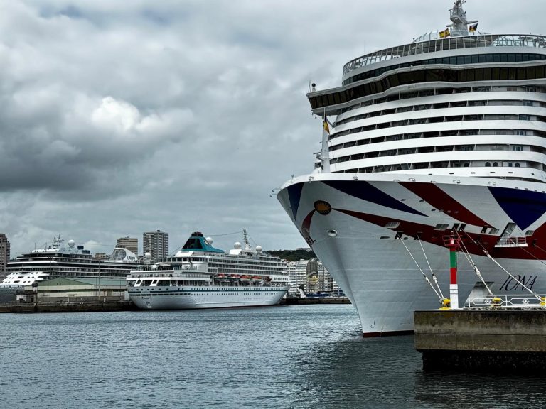 O porto da Coruña recibe este mércores catro cruceiros simultáneos con máis de 14.000 persoas