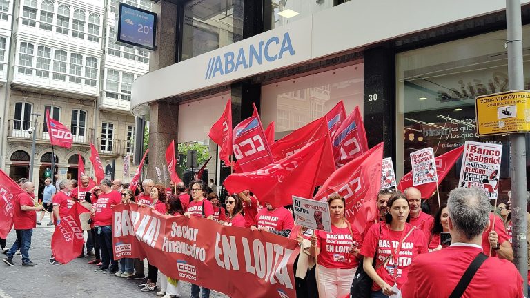 Delegados sindicais maniféstanse na Coruña contra a “presión comercial” e a falta de persoal na banca