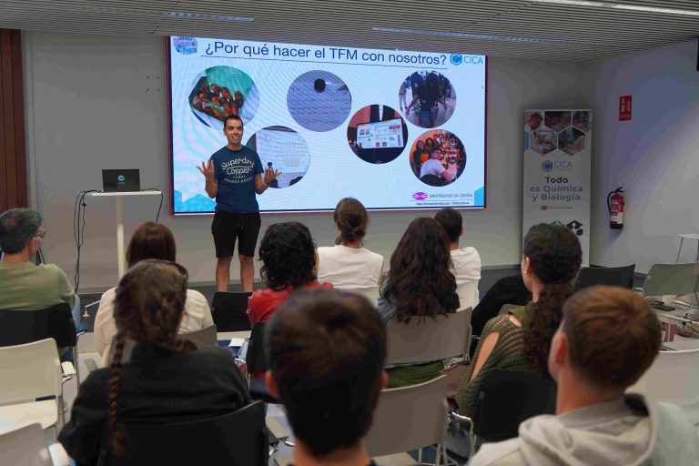 A UDC convoca bolsas de 2.000 euros para integrar alumnado de máster en proxectos científicos