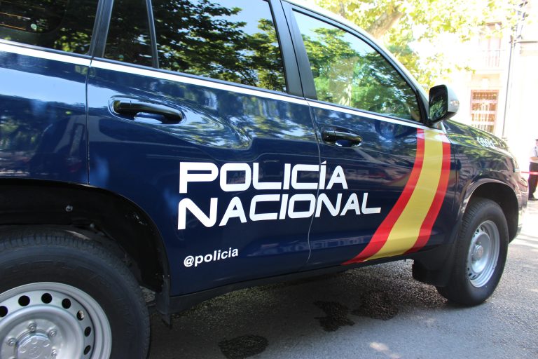 Deteñen un home tras agredir á súa parella e precipitarse pola xanela
